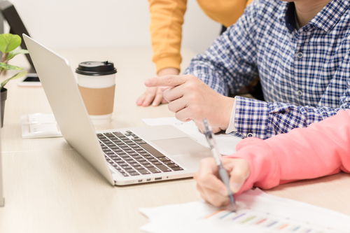 規避股份公司股權轉讓限制與商品房代購代銷的法律風險及合規路徑